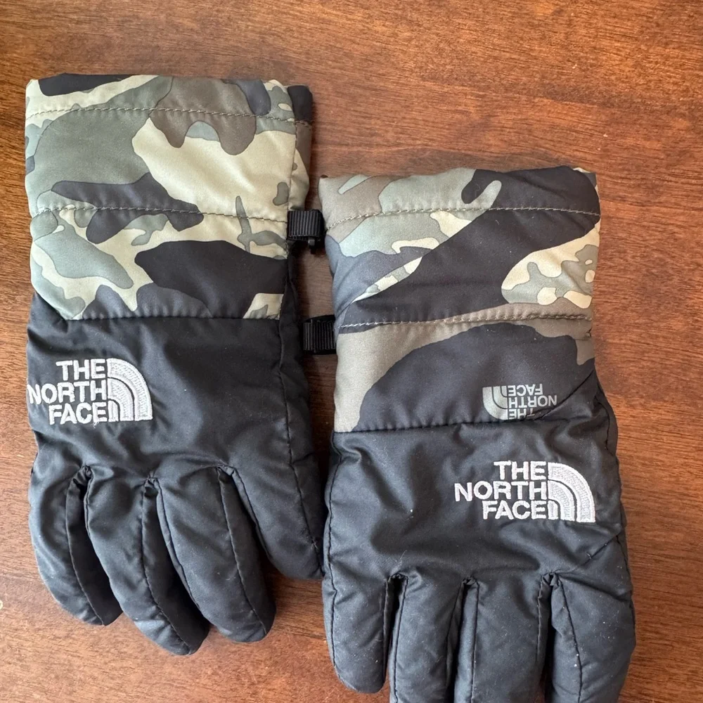 The North Face Black and Green Camouflage Gloves- kids size M - Picture 1 of 3